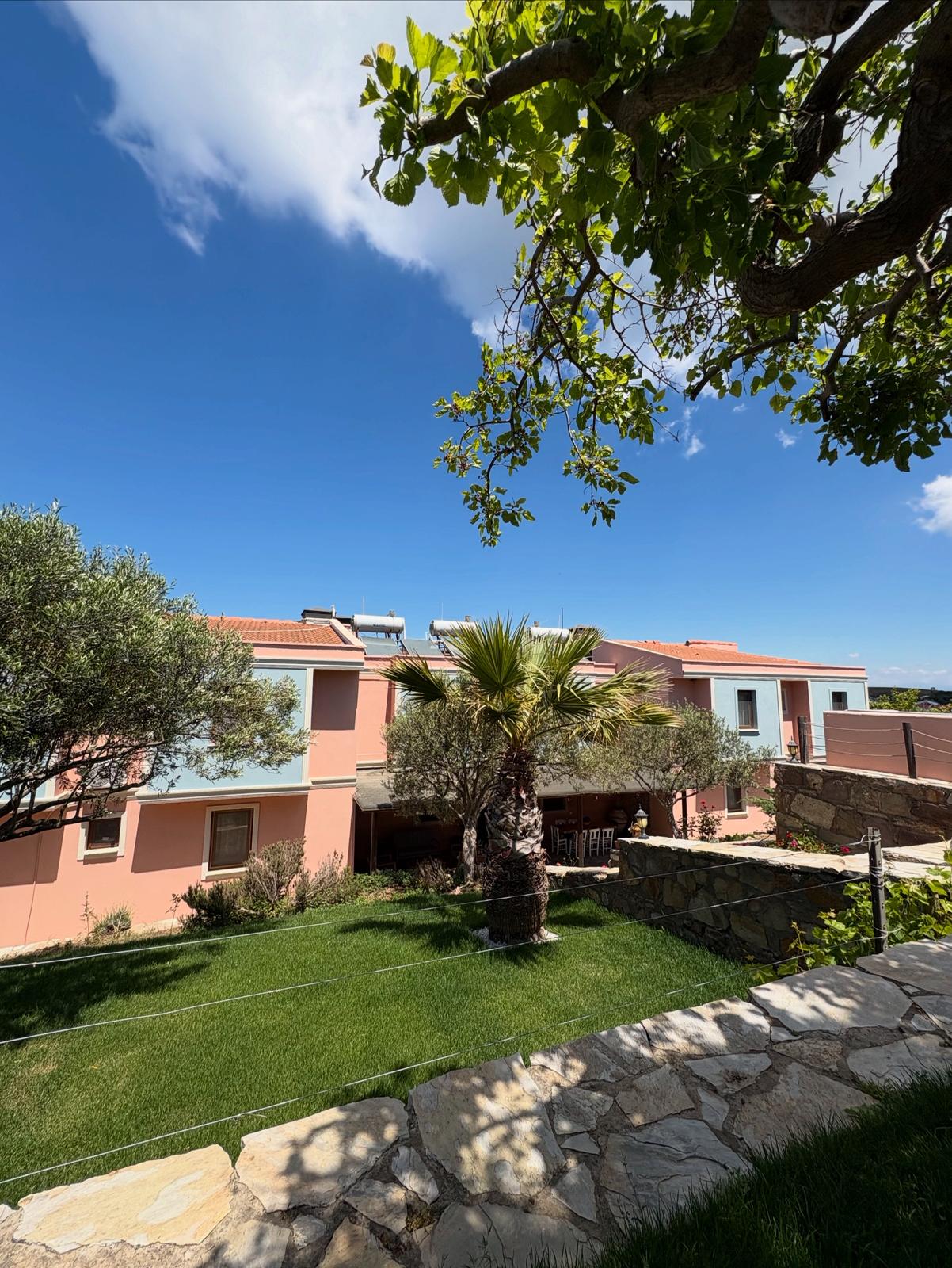 Lefkofris-Otel-Bozcaada-bahce (1)