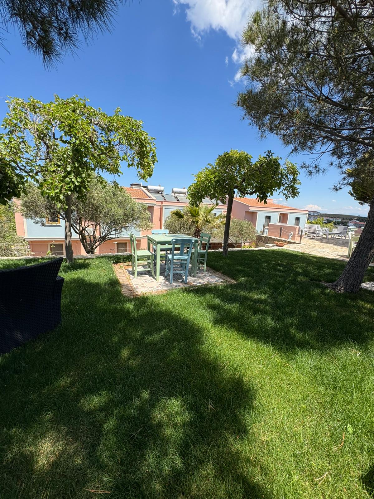 Lefkofris-Otel-Bozcaada-bahce (4)