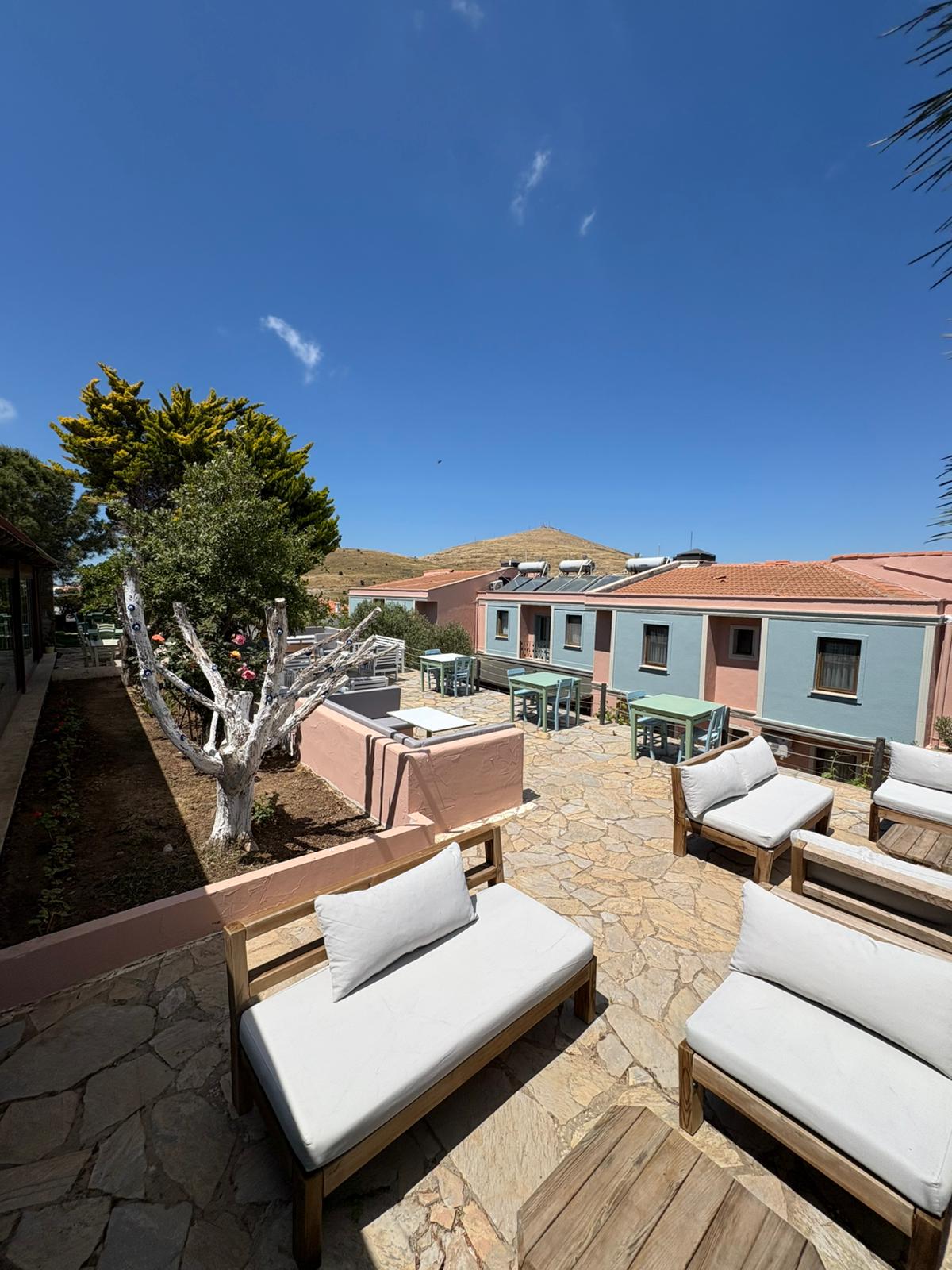 Lefkofris-Otel-Bozcaada-bahce (7)